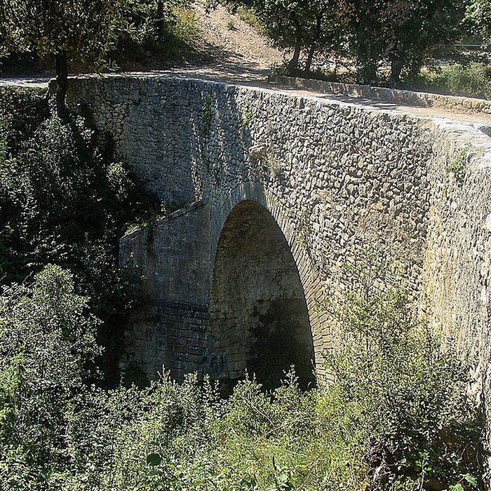 Photo de Pont ancien sur le ravin du Buès, dit Pont romain également sur commune de Ganagobie