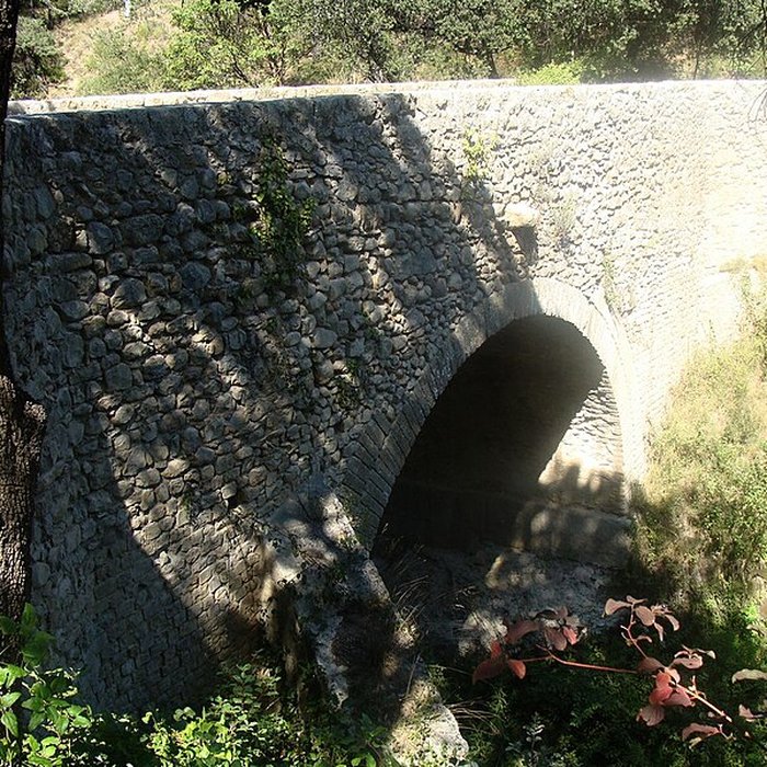 Photo de Pont ancien sur le ravin du Buès, dit Pont romain également sur commune de Ganagobie