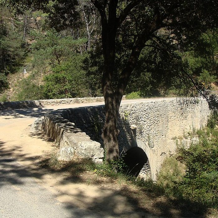 Photo de Pont ancien sur le ravin du Buès, dit Pont romain également sur commune de Ganagobie