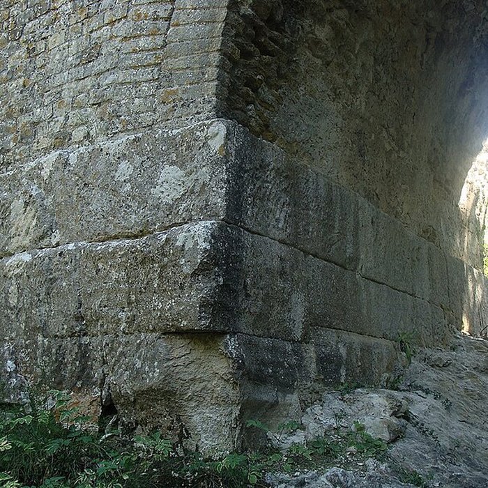 Photo de Pont ancien sur le ravin du Buès, dit Pont romain également sur commune de Ganagobie