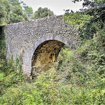 Pont ancien sur le ravin du Buès, dit Pont romain également sur commune de Ganagobie