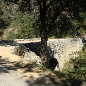 Pont ancien sur le ravin du Buès, dit Pont romain également sur commune de Ganagobie