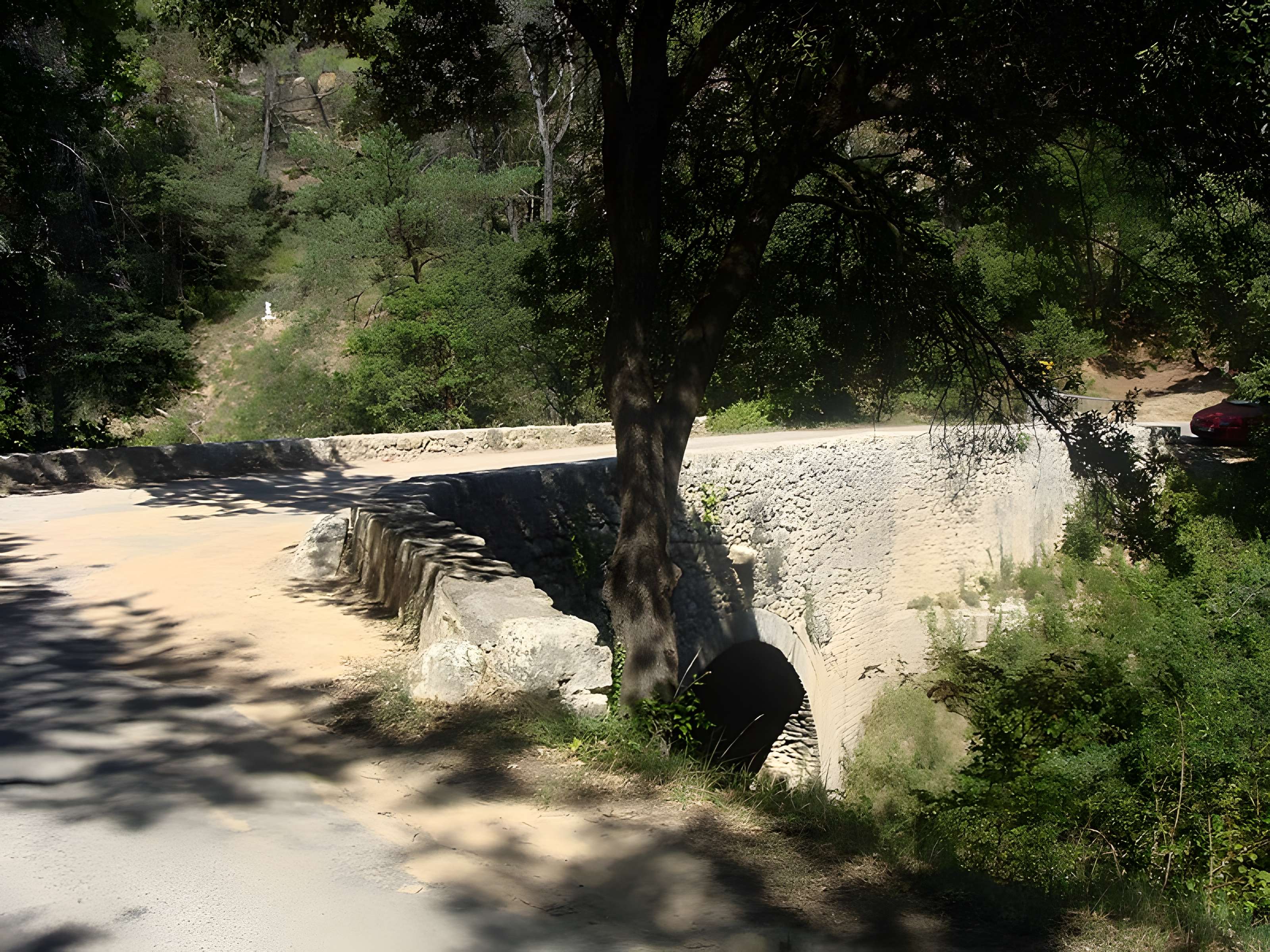 Pont ancien sur le ravin du Buès, dit Pont romain (également sur commune de Ganagobie)
