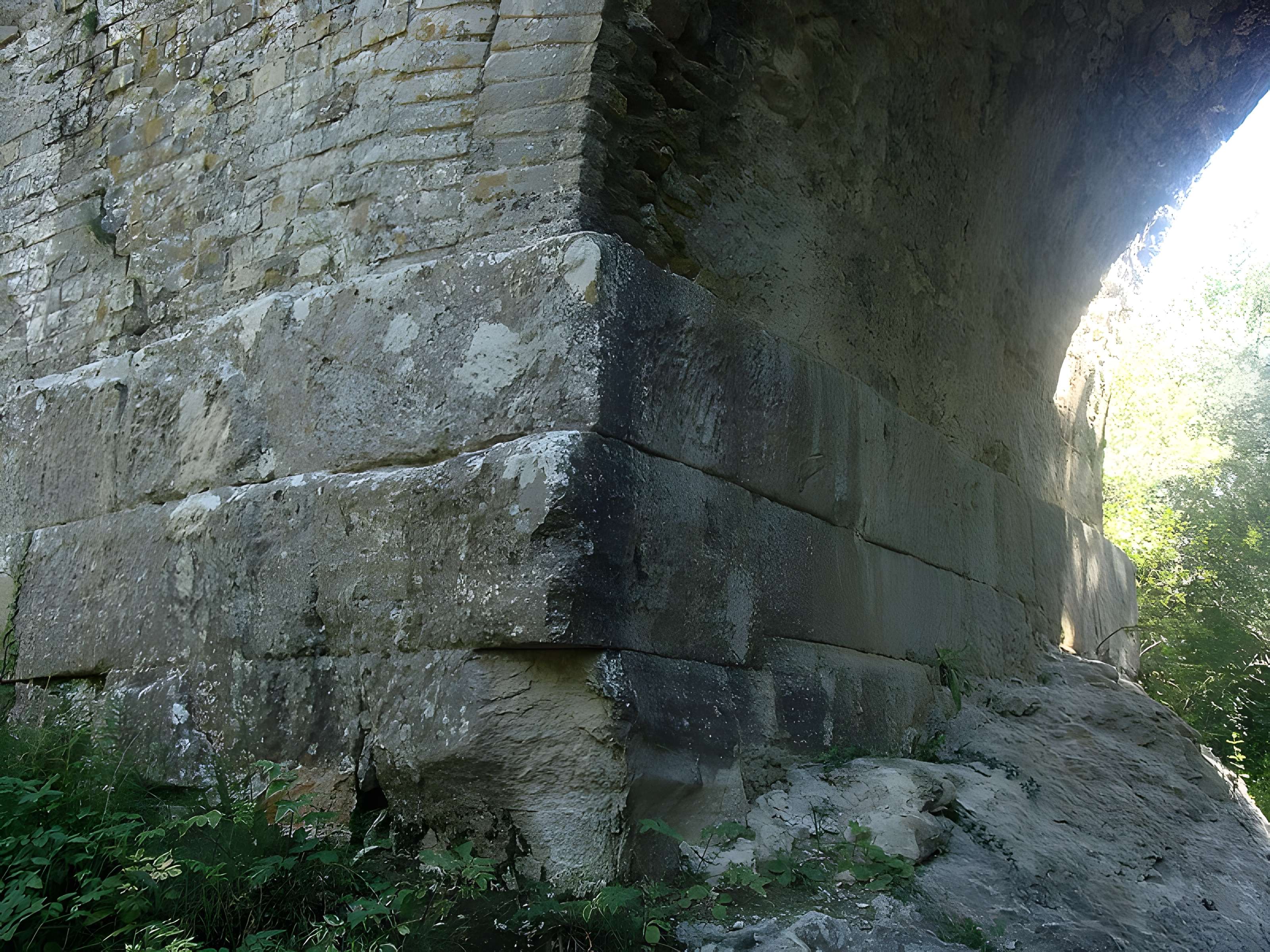 Pont ancien sur le ravin du Buès, dit Pont romain (également sur commune de Ganagobie)