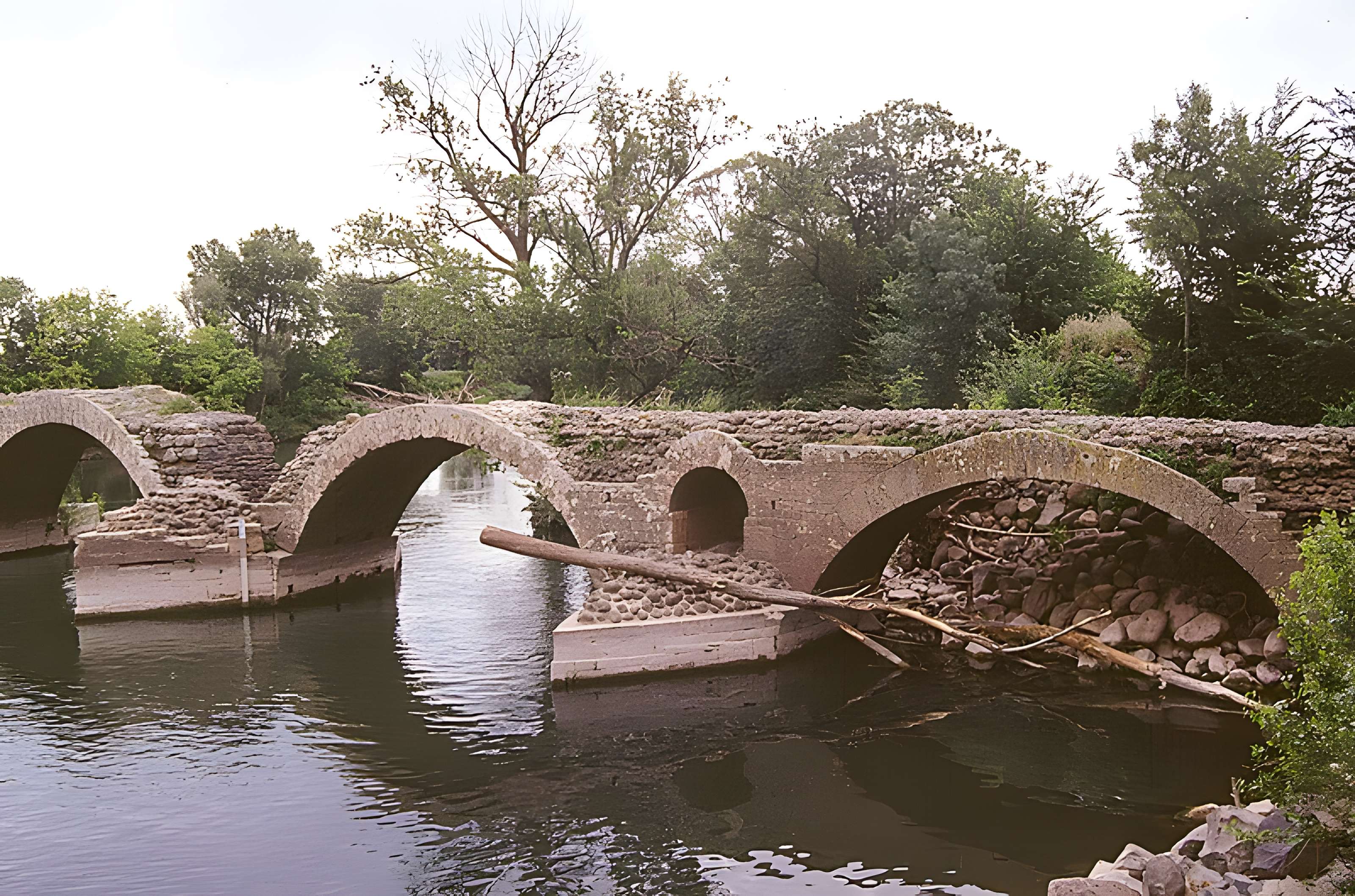 Pont romain de Saint-Thibéry