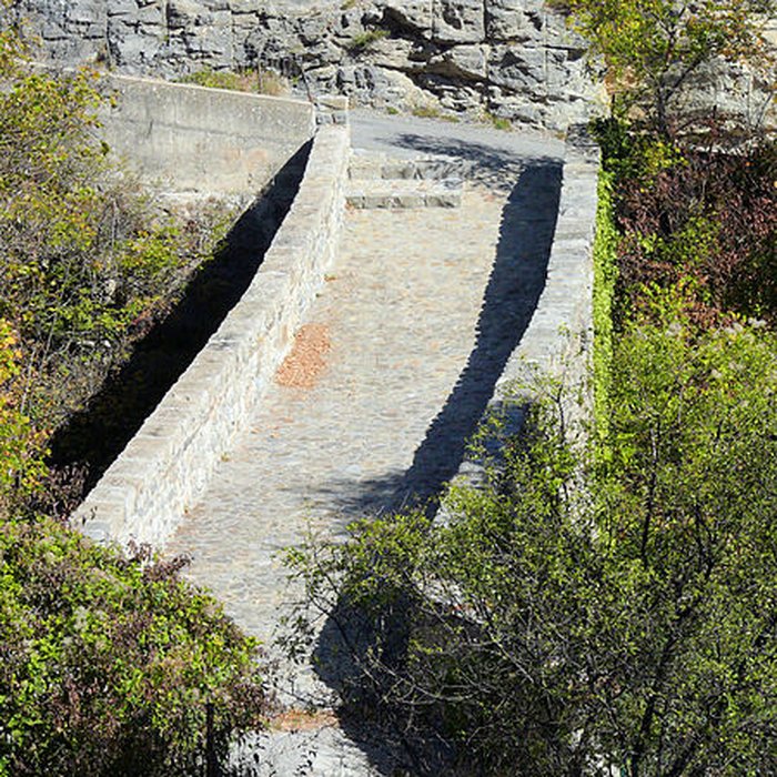 Photo de Pont ancien du Lauzet dit pont romain sur lUbaye