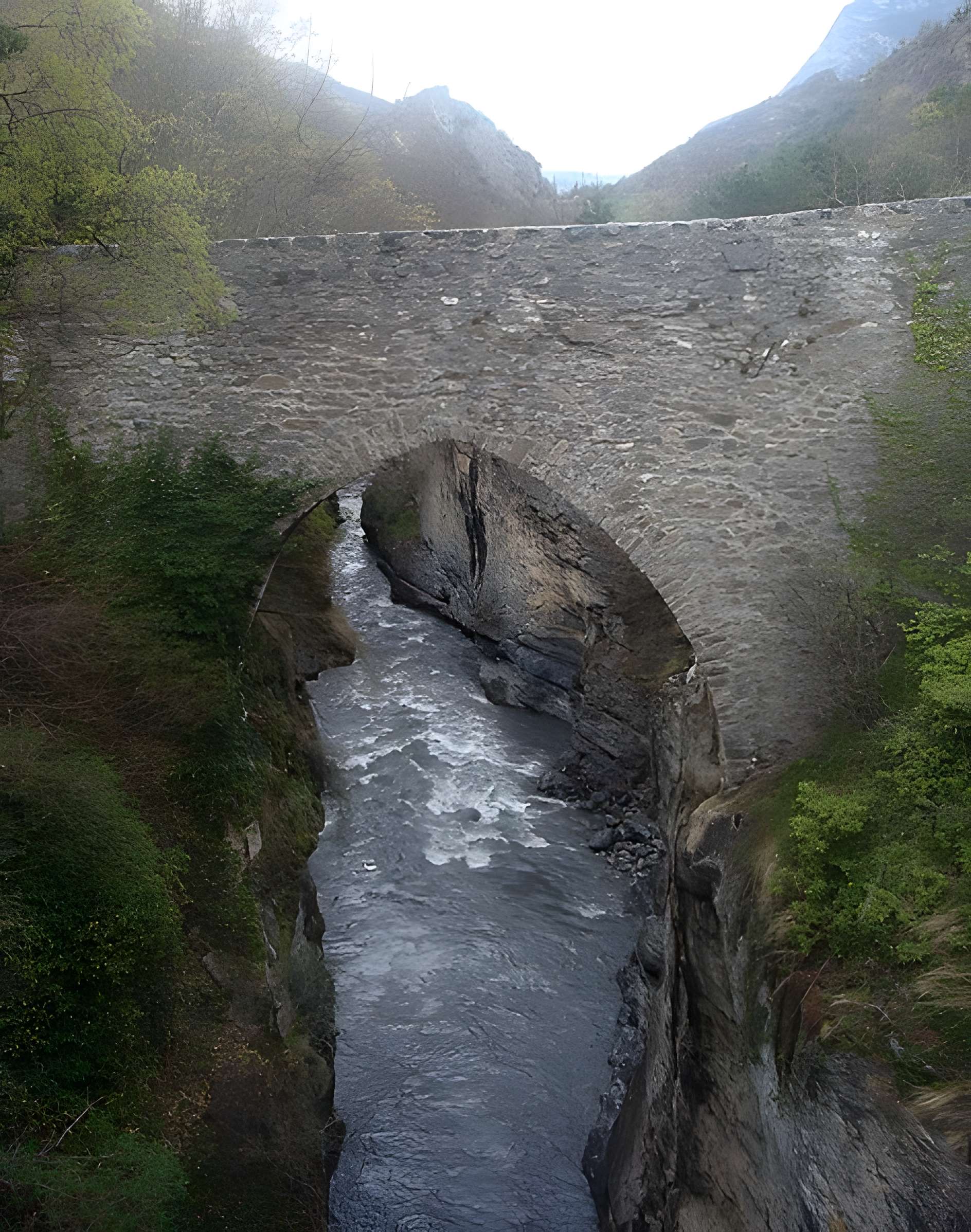 Pont ancien du Lauzet dit pont romain sur l'Ubaye