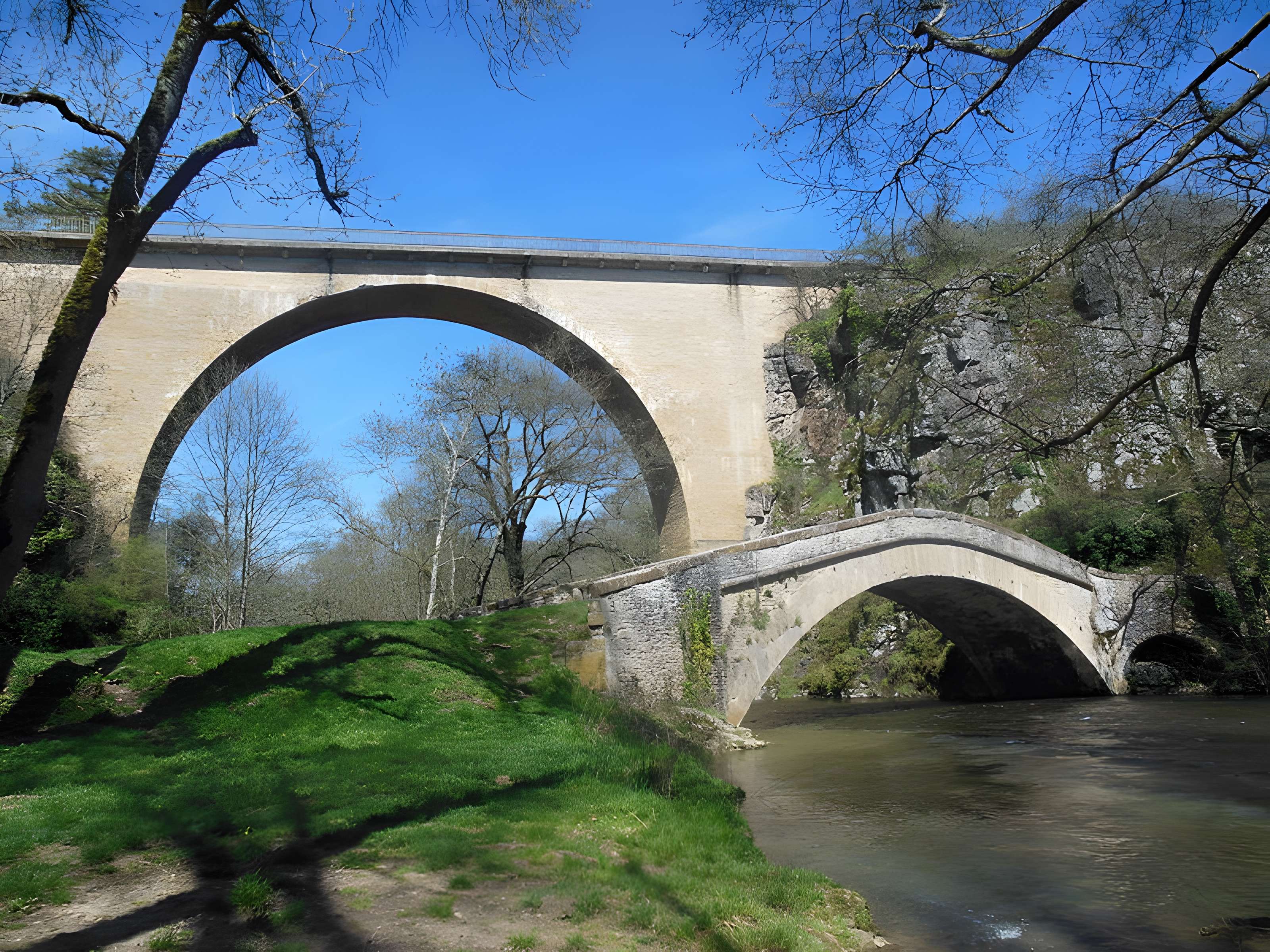 Pont sur la Cure de Pierre-Perthuis