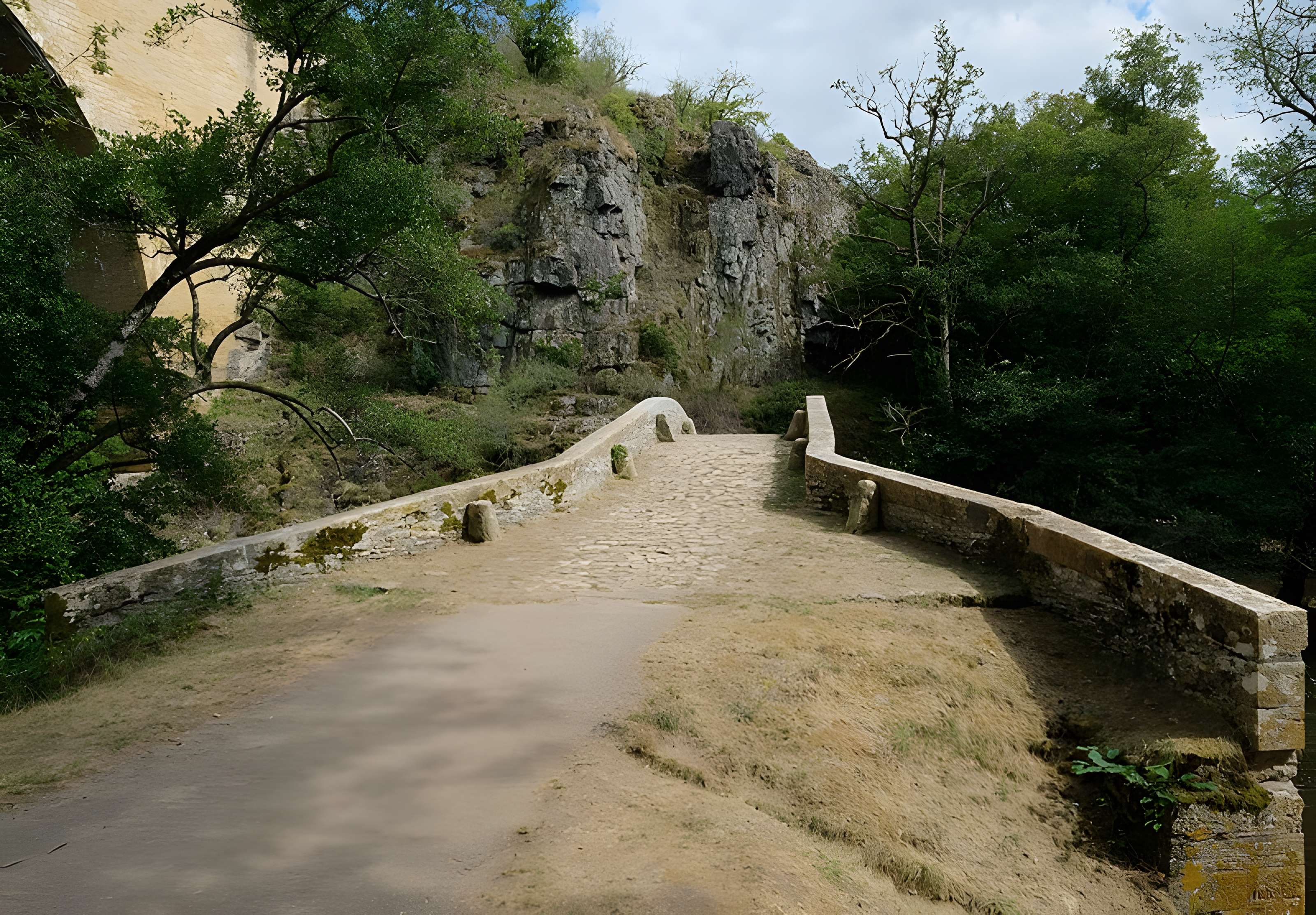 Pont sur la Cure de Pierre-Perthuis