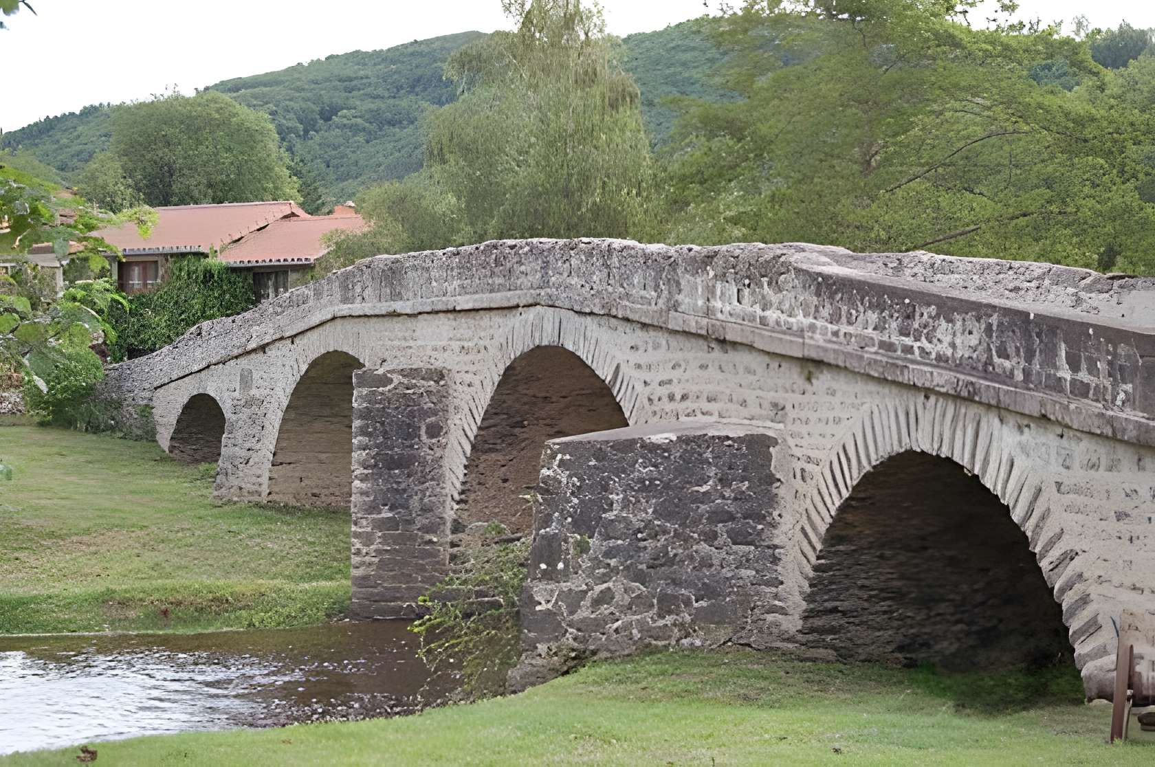 Pont sur la Sénouire de Domeyrat 
