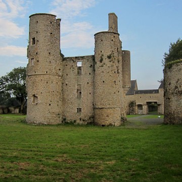 chateau de montfort a remilly sur lozon