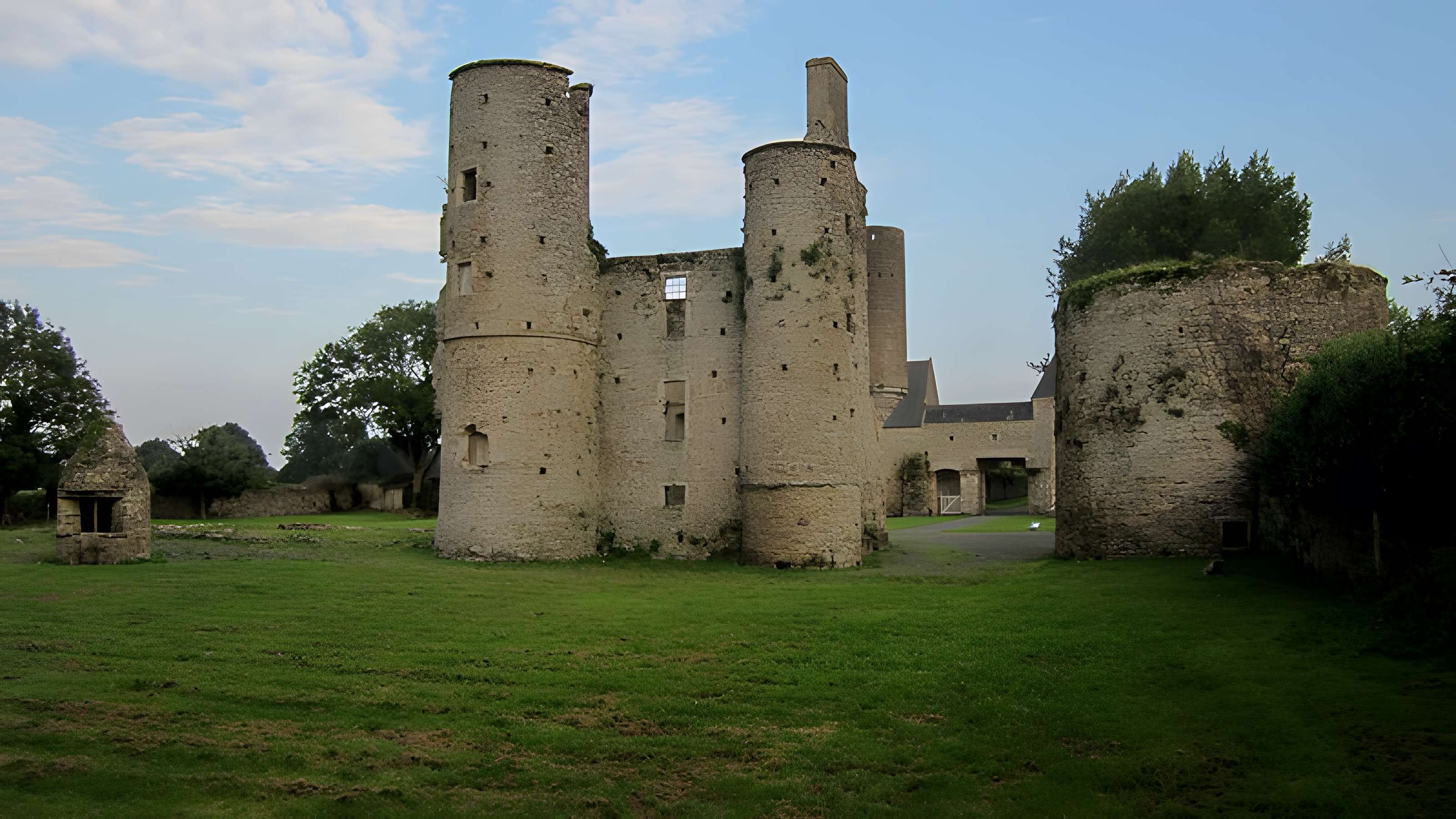 Château de Montfort à Remilly-sur-Lozon 