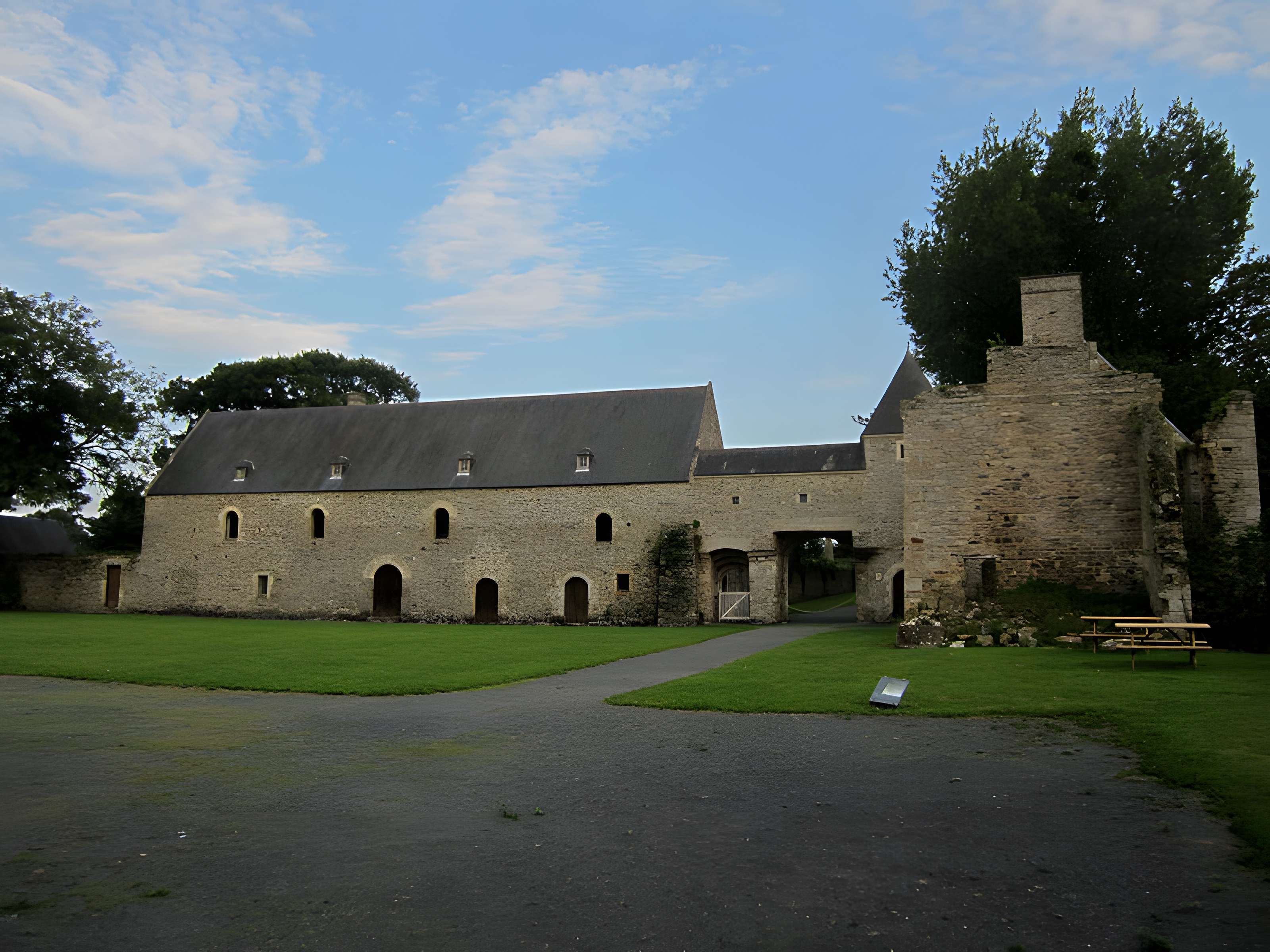 Ensemble des ruines du château de Montfort