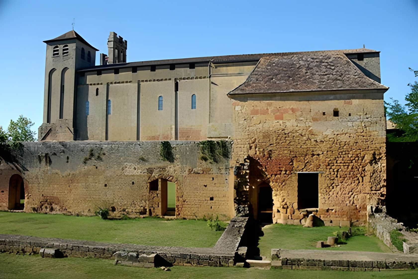 Ancienne Abbaye de Saint-Avit-Sénieur 