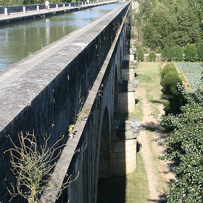 Photo de Pont-canal dAgen sur la Garonne également sur commune du Passage