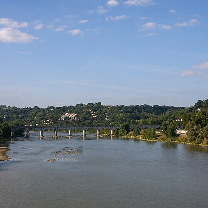 Photo de Pont-canal dAgen sur la Garonne également sur commune du Passage