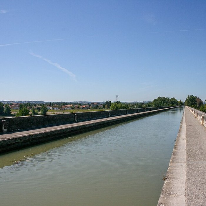 Photo de Pont-canal dAgen sur la Garonne également sur commune du Passage