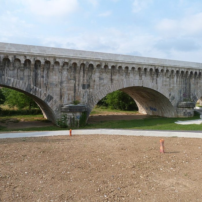 Photo de Pont-canal dAgen sur la Garonne également sur commune du Passage