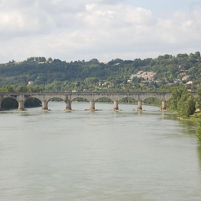 Photo de Pont-canal dAgen sur la Garonne également sur commune du Passage