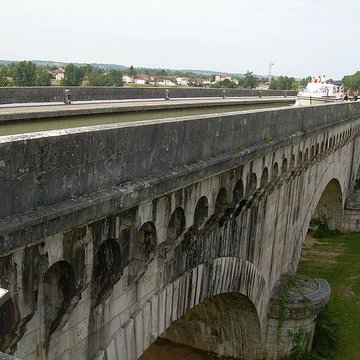 Pont-canal dAgen sur la Garonne également sur commune du Passage