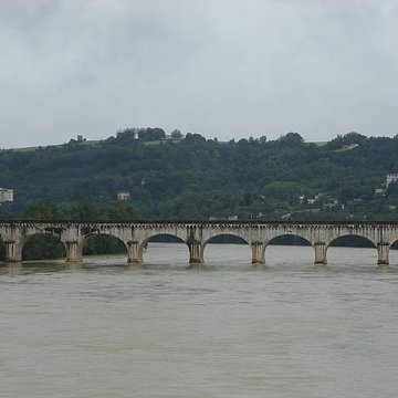 Pont-canal dAgen sur la Garonne également sur commune du Passage