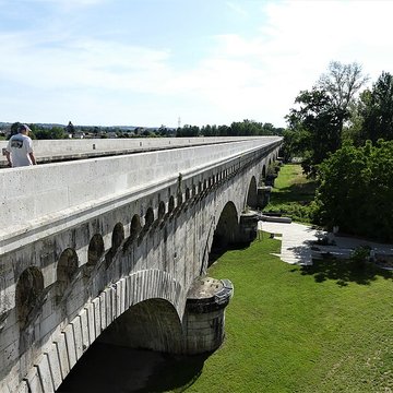 Pont-canal dAgen sur la Garonne également sur commune du Passage