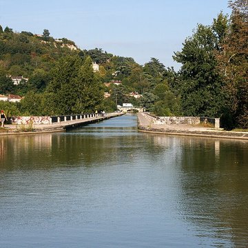 Pont-canal dAgen sur la Garonne également sur commune du Passage