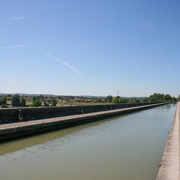Pont-canal dAgen sur la Garonne également sur commune du Passage