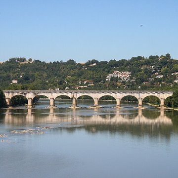 Pont-canal dAgen sur la Garonne également sur commune du Passage
