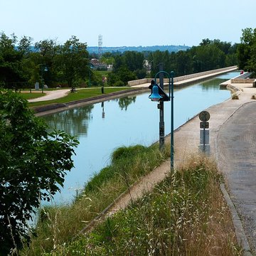 Pont-canal dAgen sur la Garonne également sur commune du Passage