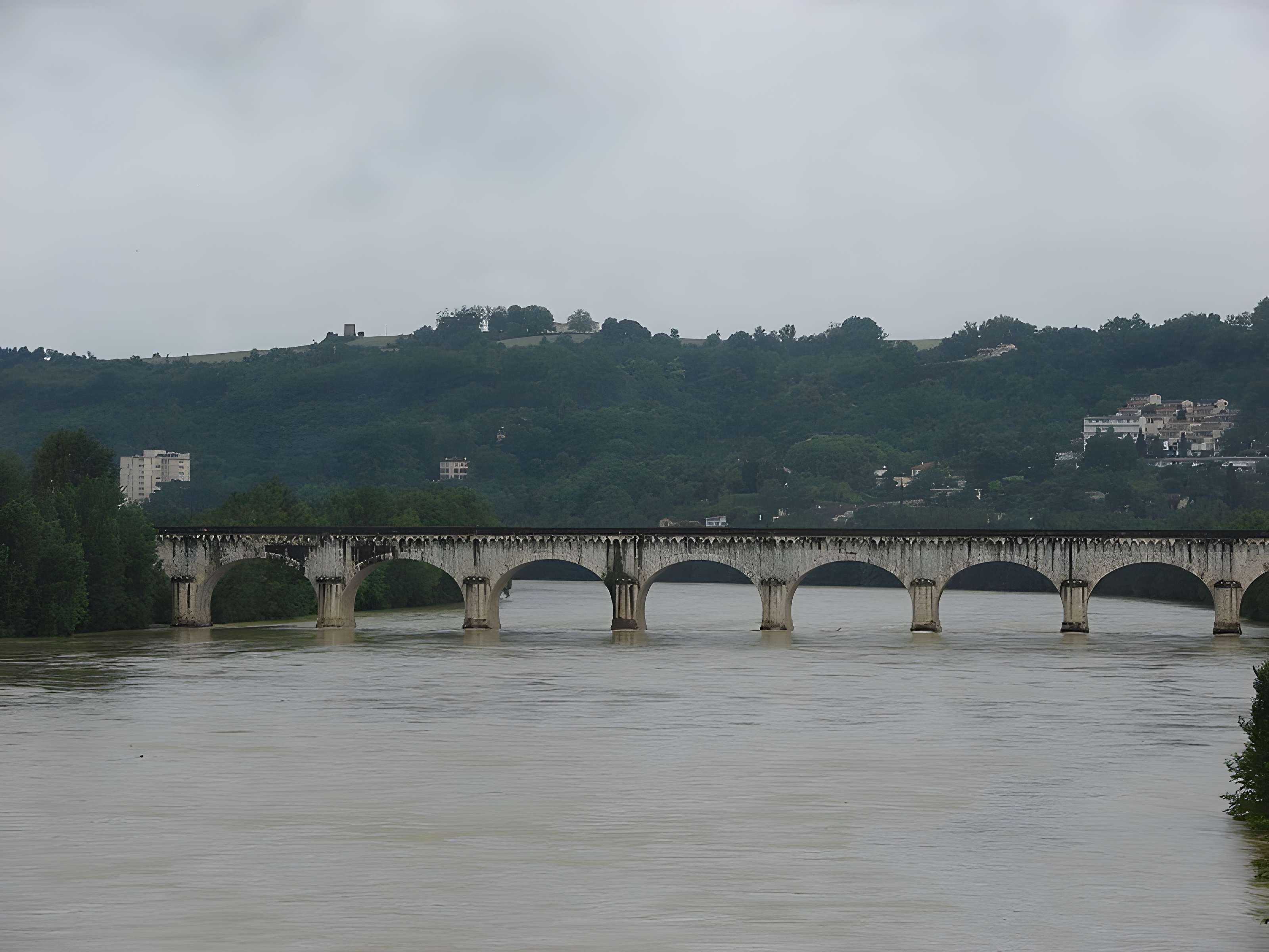 Pont-canal d'Agen sur la Garonne (également sur commune du Passage)