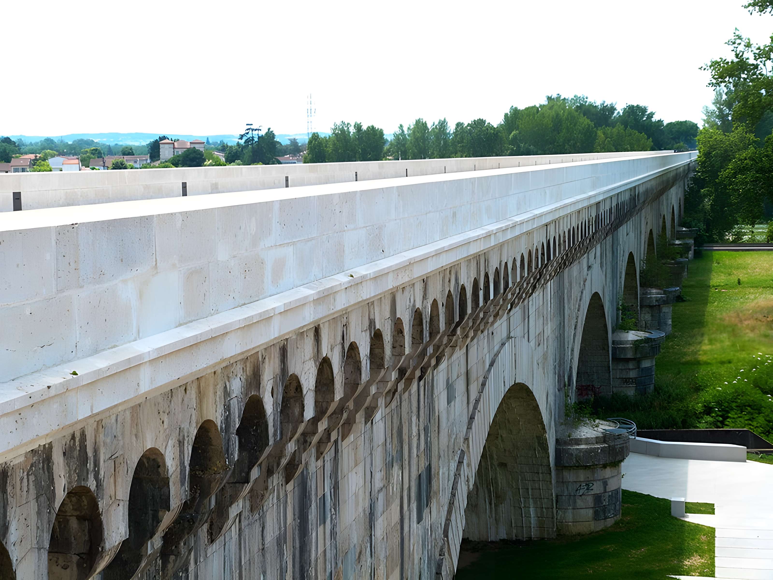 Pont-canal d'Agen sur la Garonne (également sur commune du Passage)