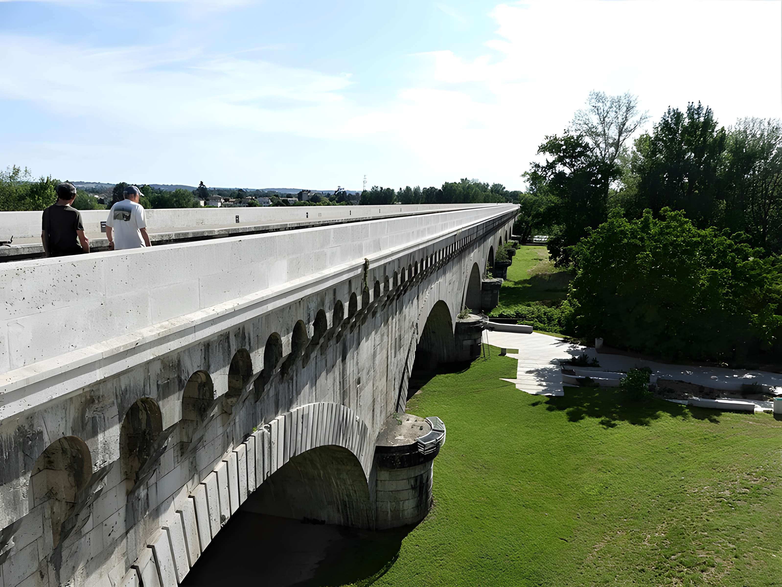 Pont-canal d'Agen sur la Garonne (également sur commune du Passage)