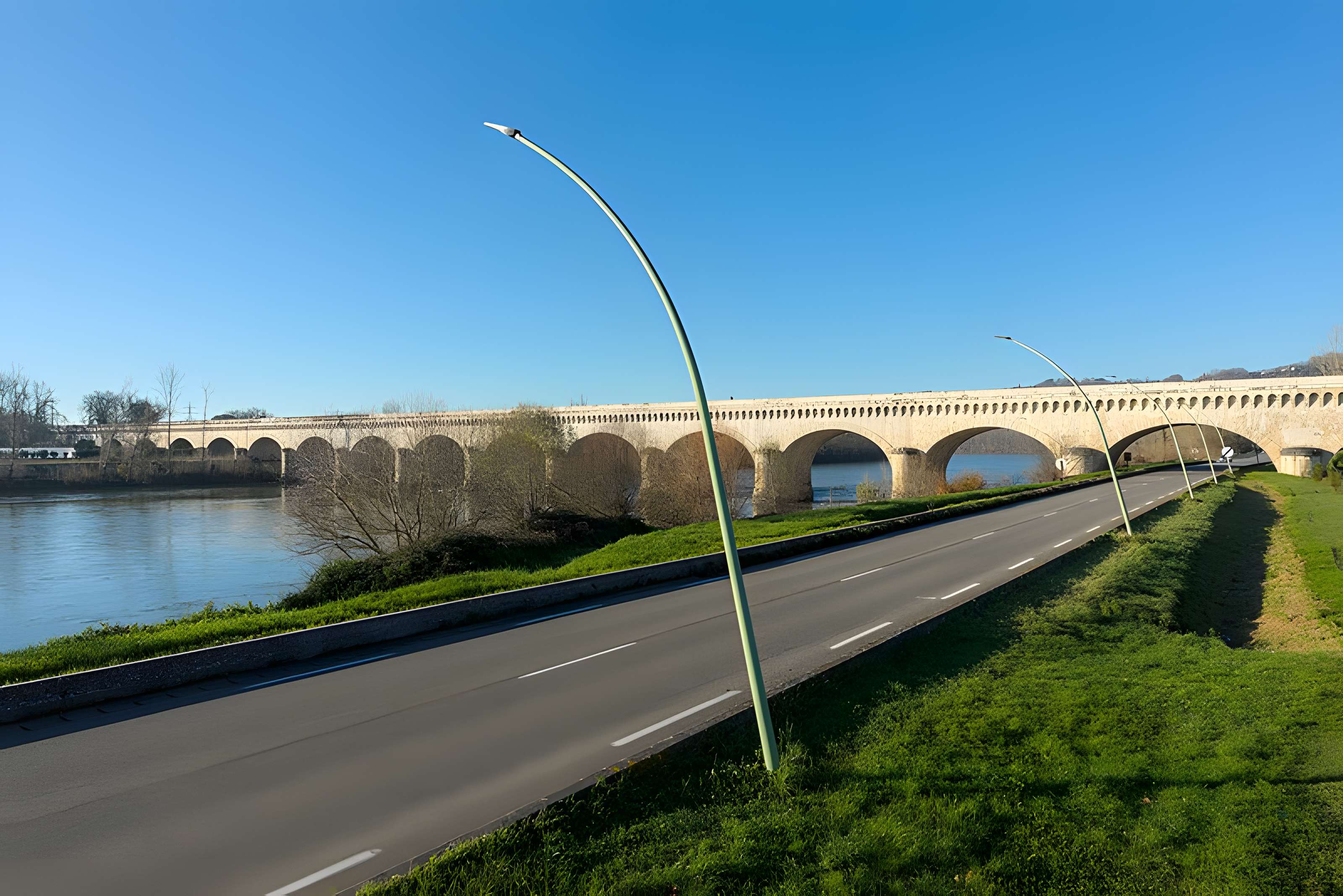 Pont-canal d'Agen sur la Garonne (également sur commune du Passage)