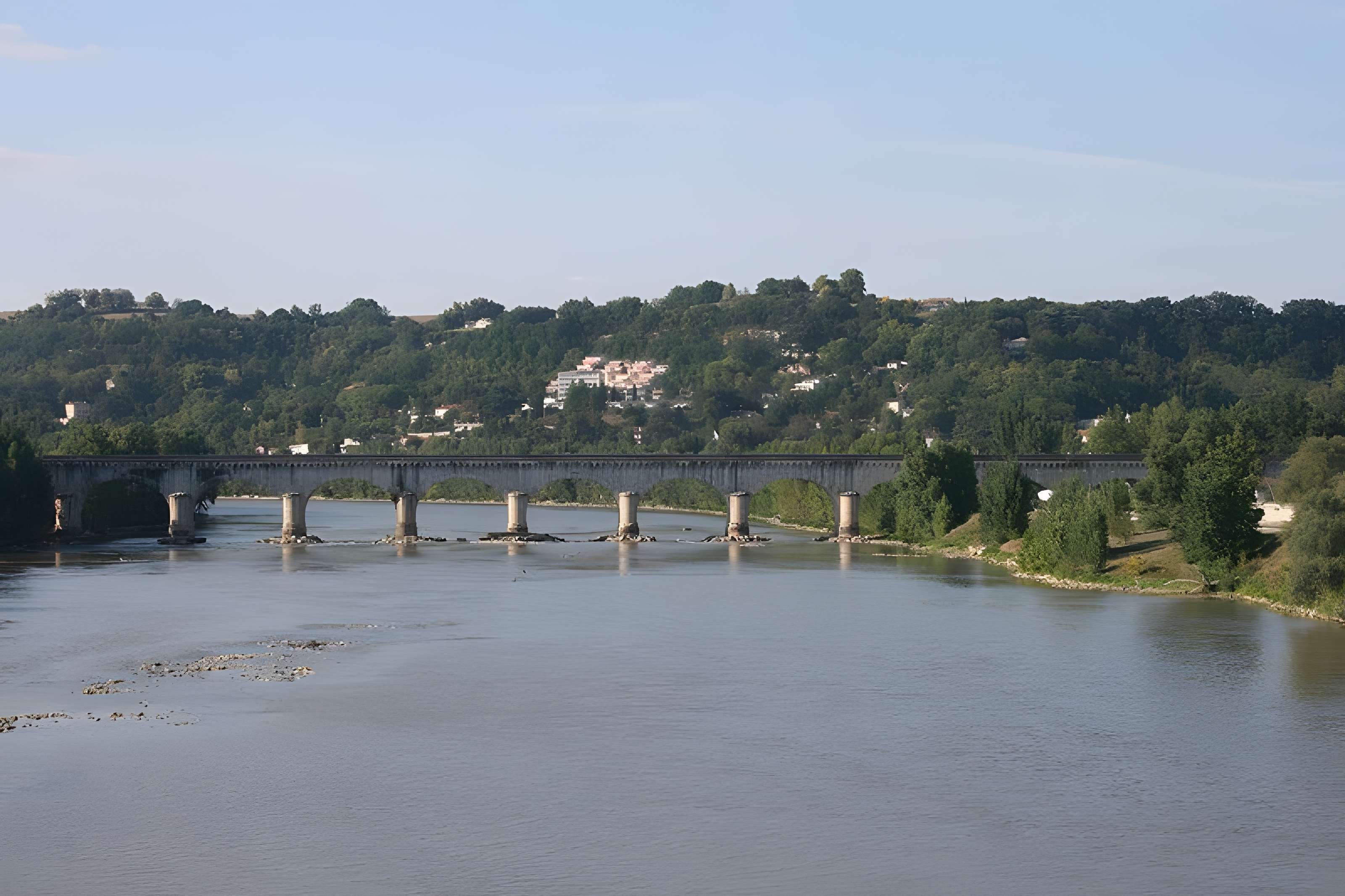 Pont-canal d'Agen sur la Garonne (également sur commune du Passage)