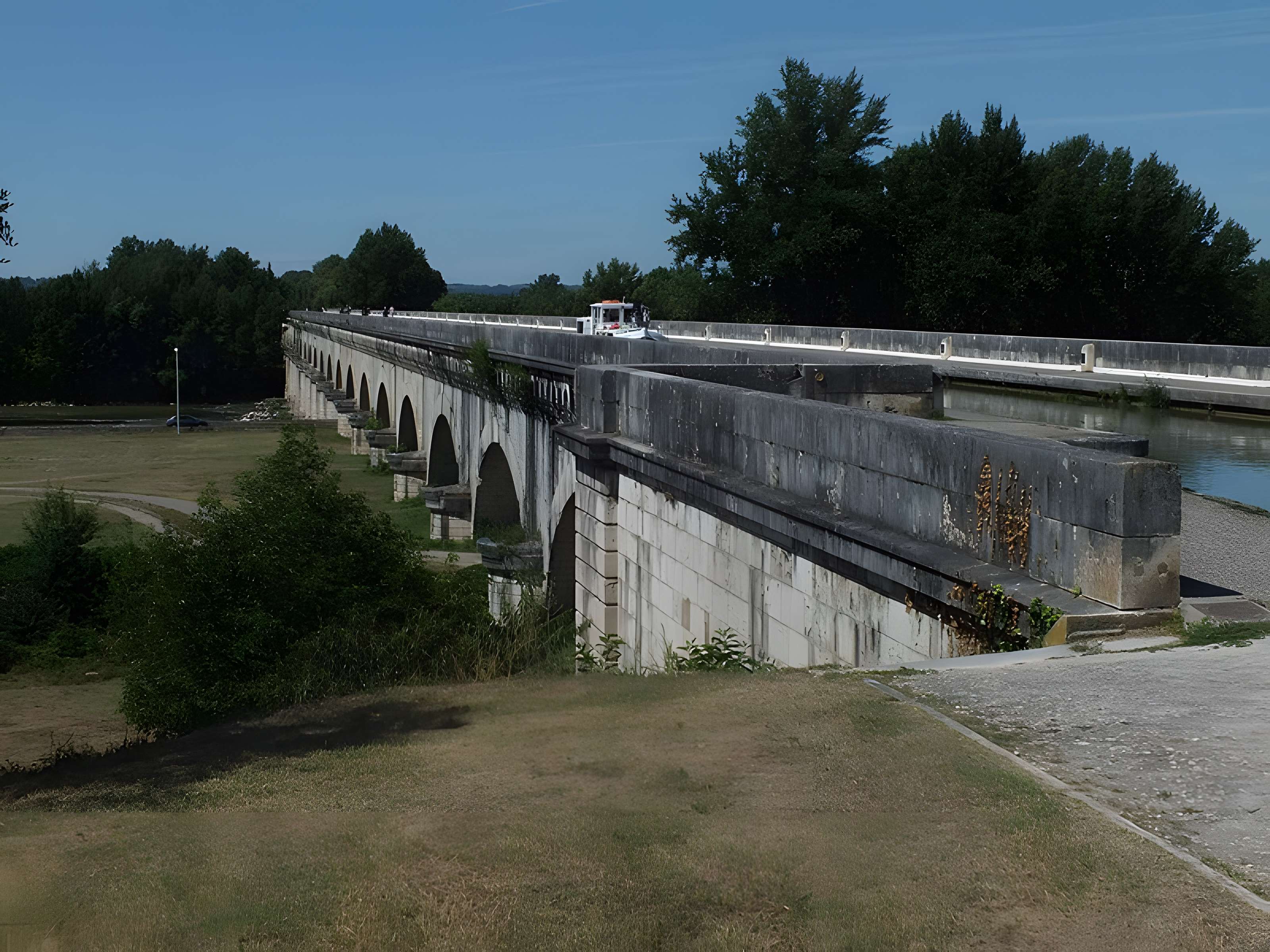 Pont-canal d'Agen sur la Garonne (également sur commune du Passage)