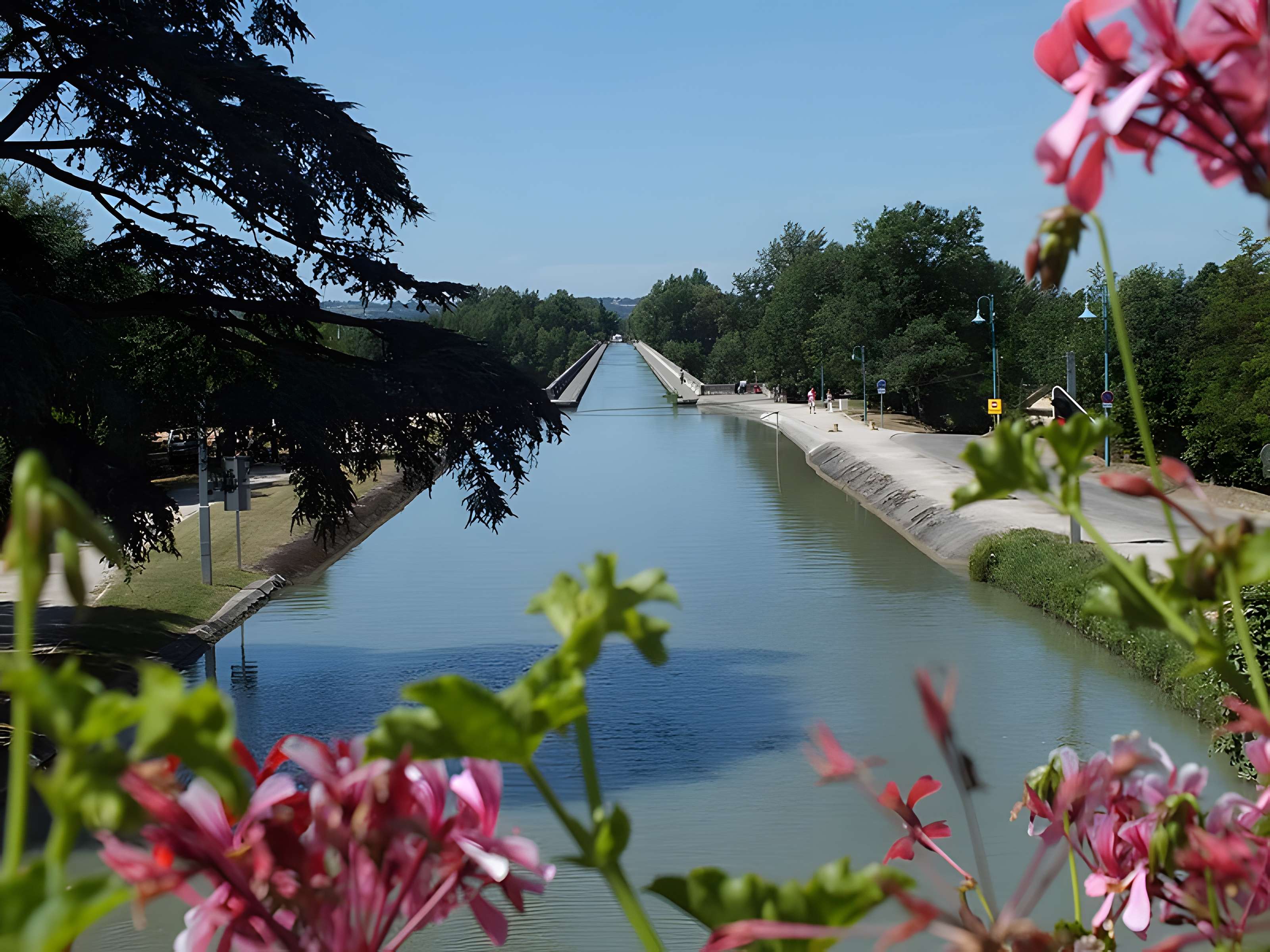 Pont-canal d'Agen sur la Garonne (également sur commune du Passage)