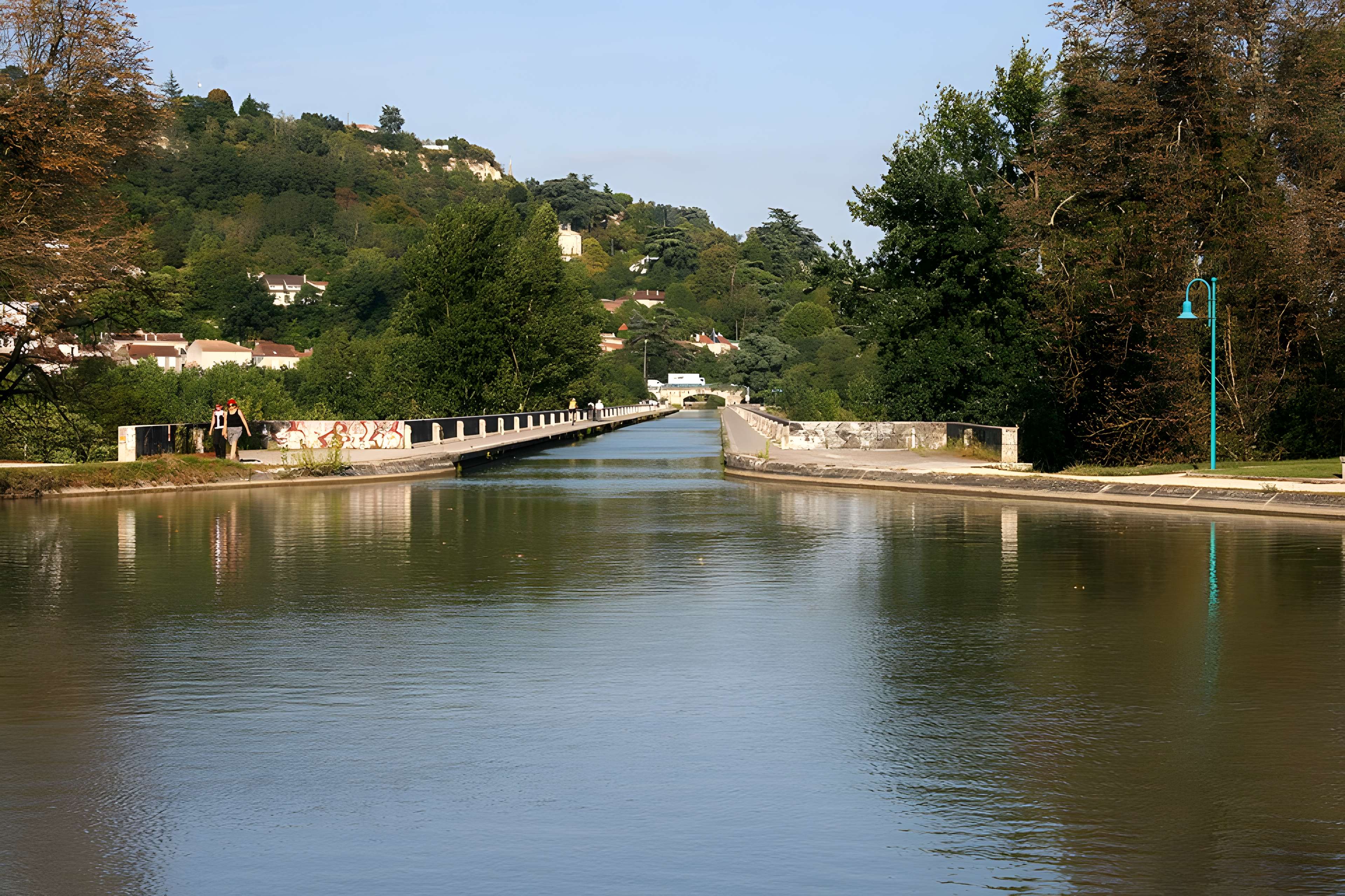 Pont-canal d'Agen sur la Garonne (également sur commune du Passage)