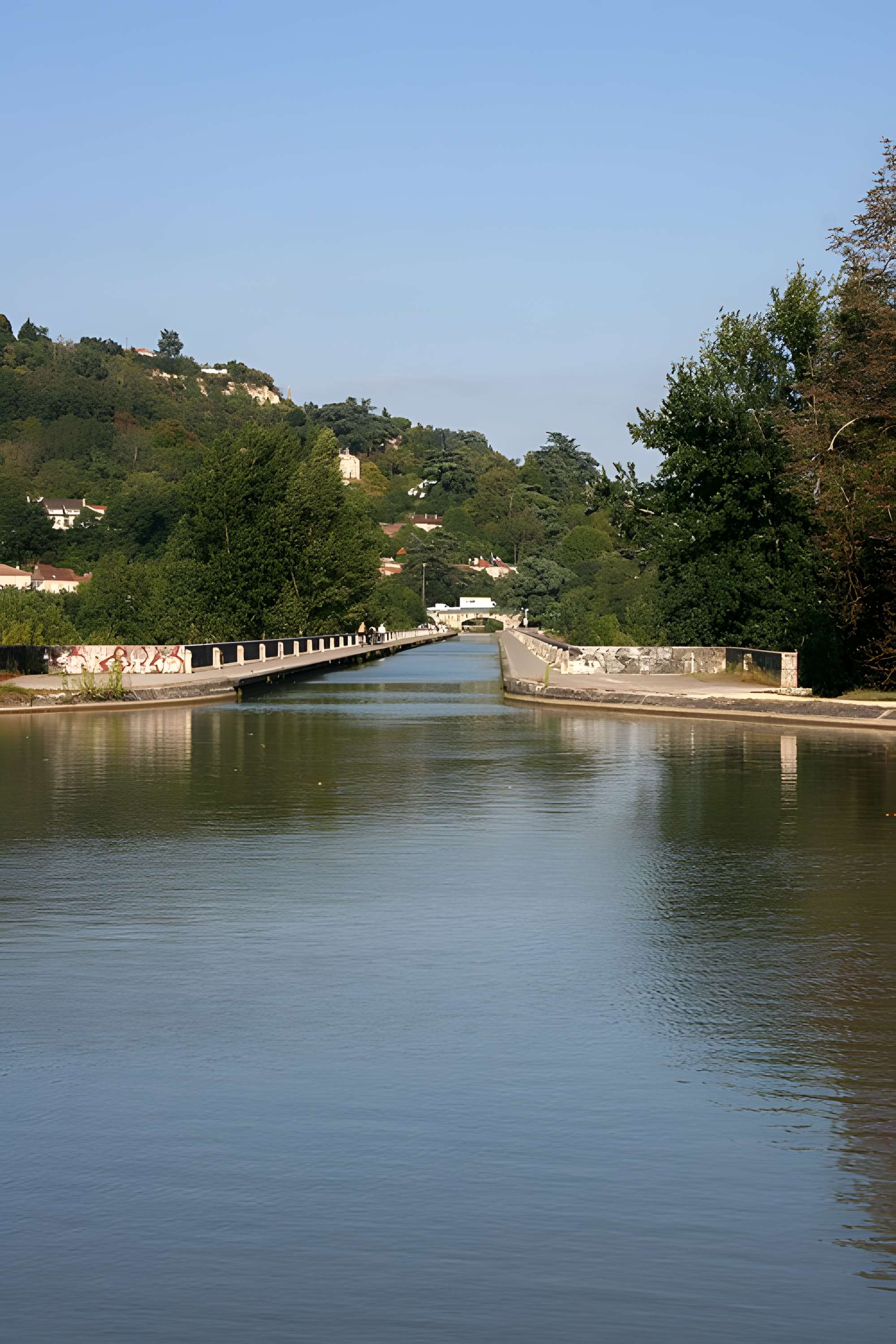 Pont-canal d'Agen sur la Garonne (également sur commune du Passage)