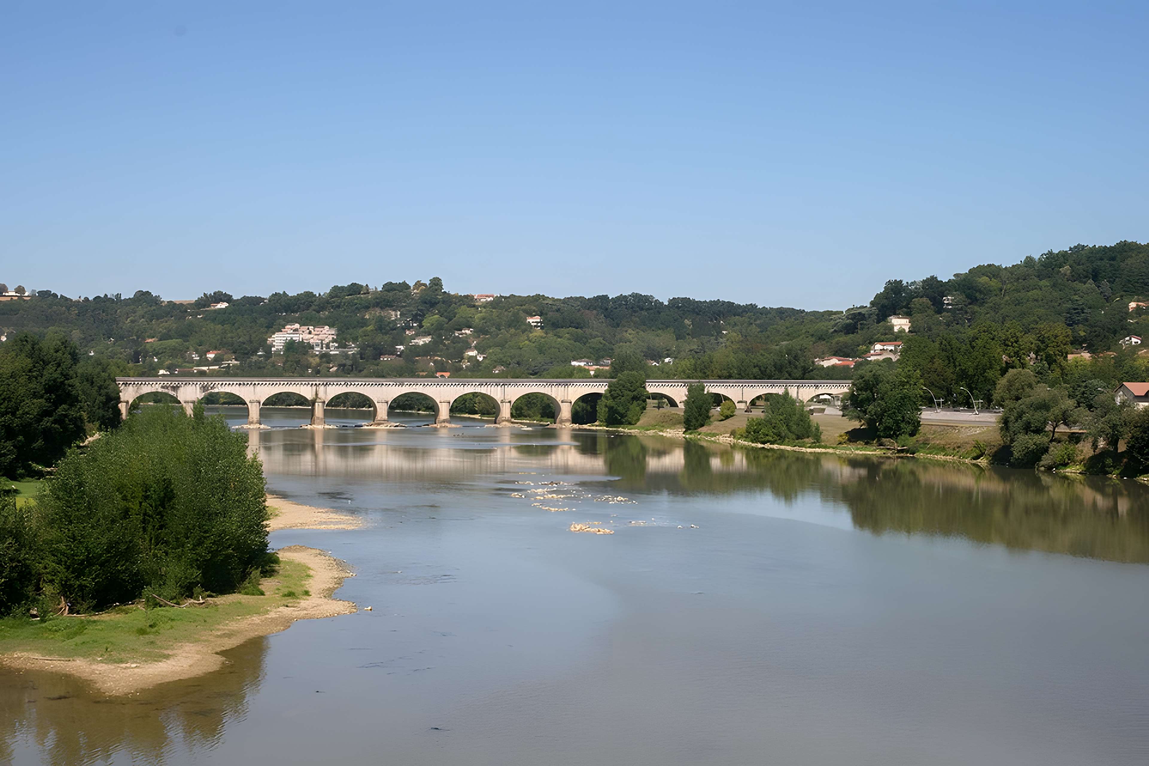 Pont-canal d'Agen sur la Garonne (également sur commune du Passage)