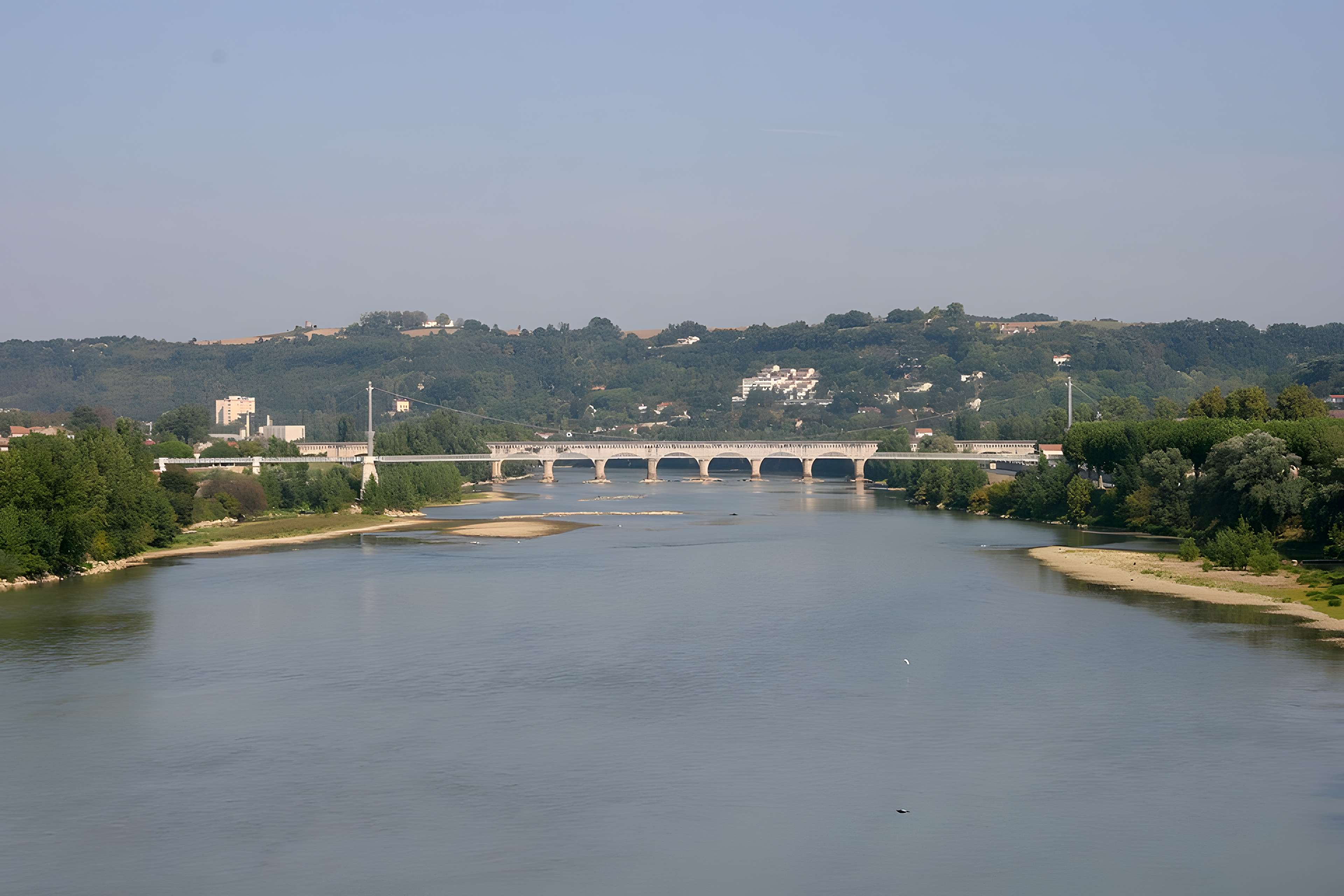 Pont-canal d'Agen sur la Garonne (également sur commune du Passage)