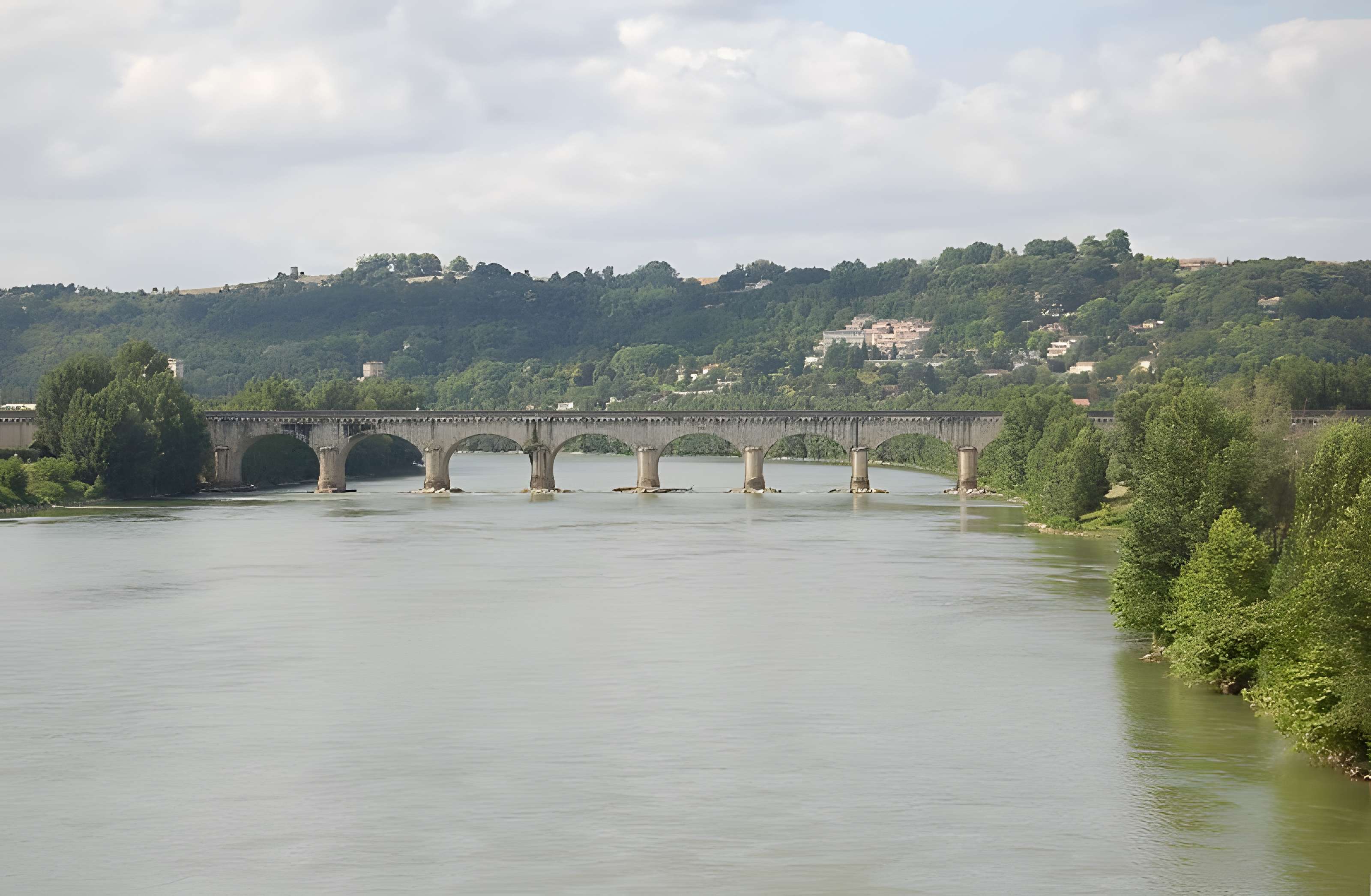 Pont-canal d'Agen sur la Garonne (également sur commune du Passage)