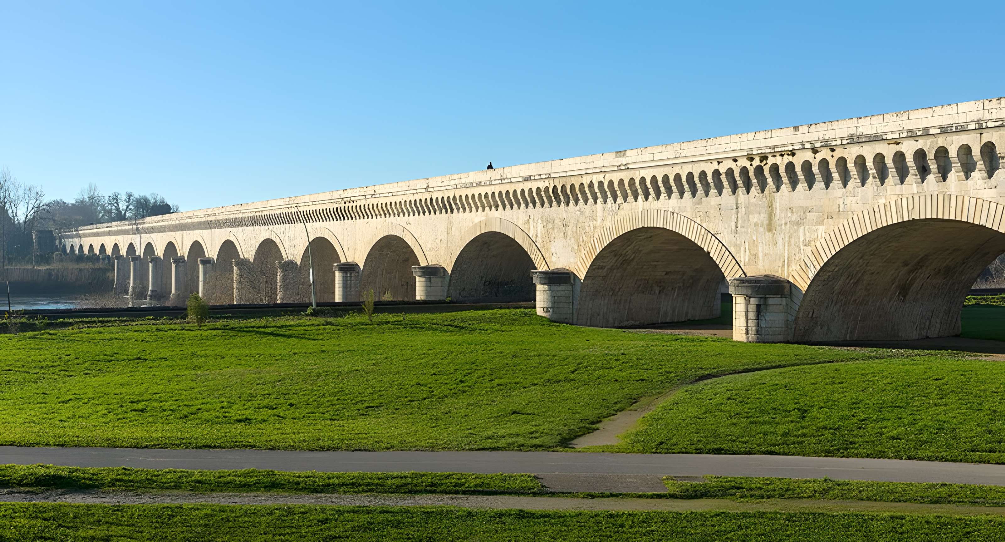 Pont-canal d'Agen sur la Garonne (également sur commune du Passage)