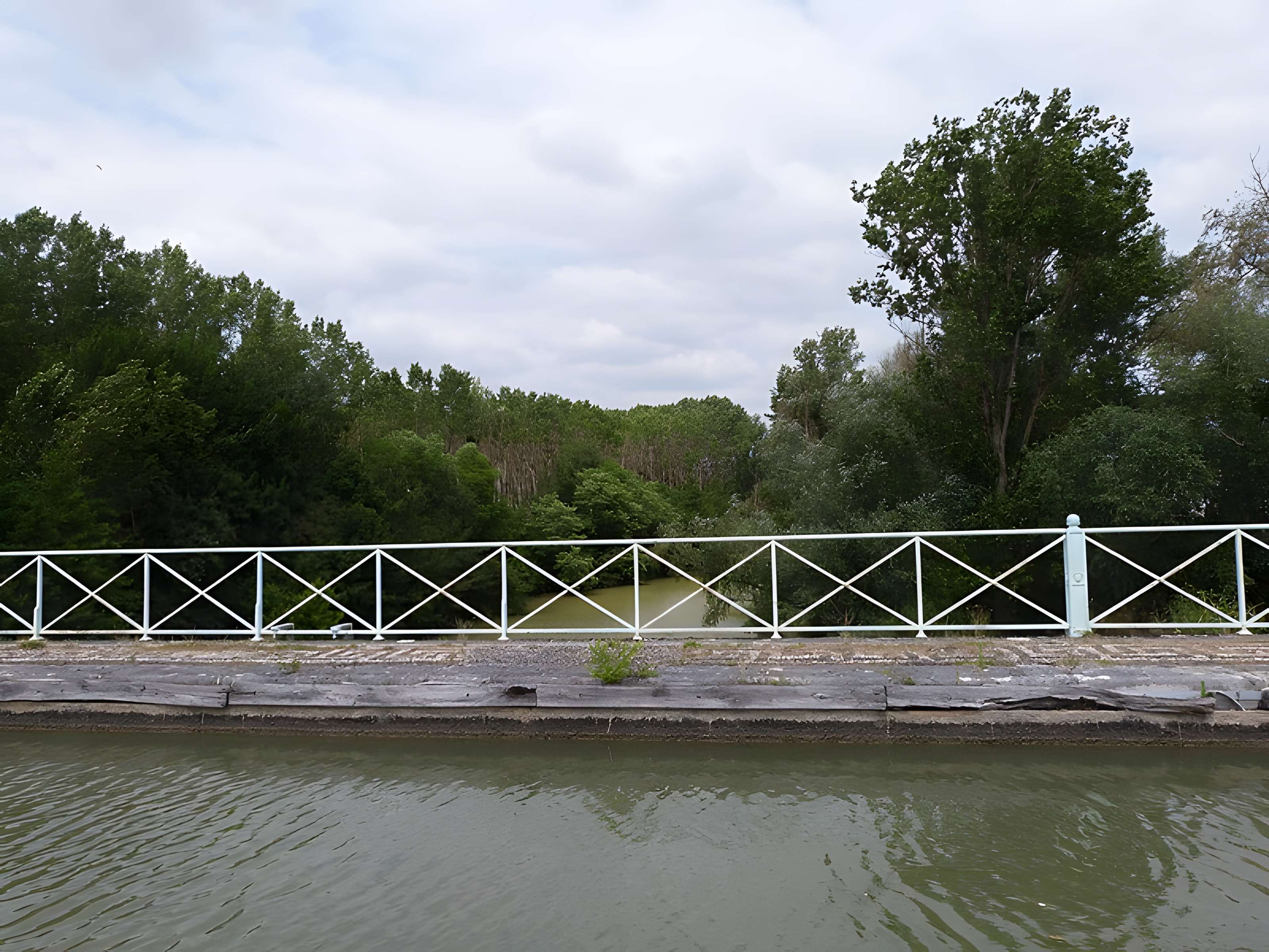 Pont-canal sur la Baïse à Feugarolles