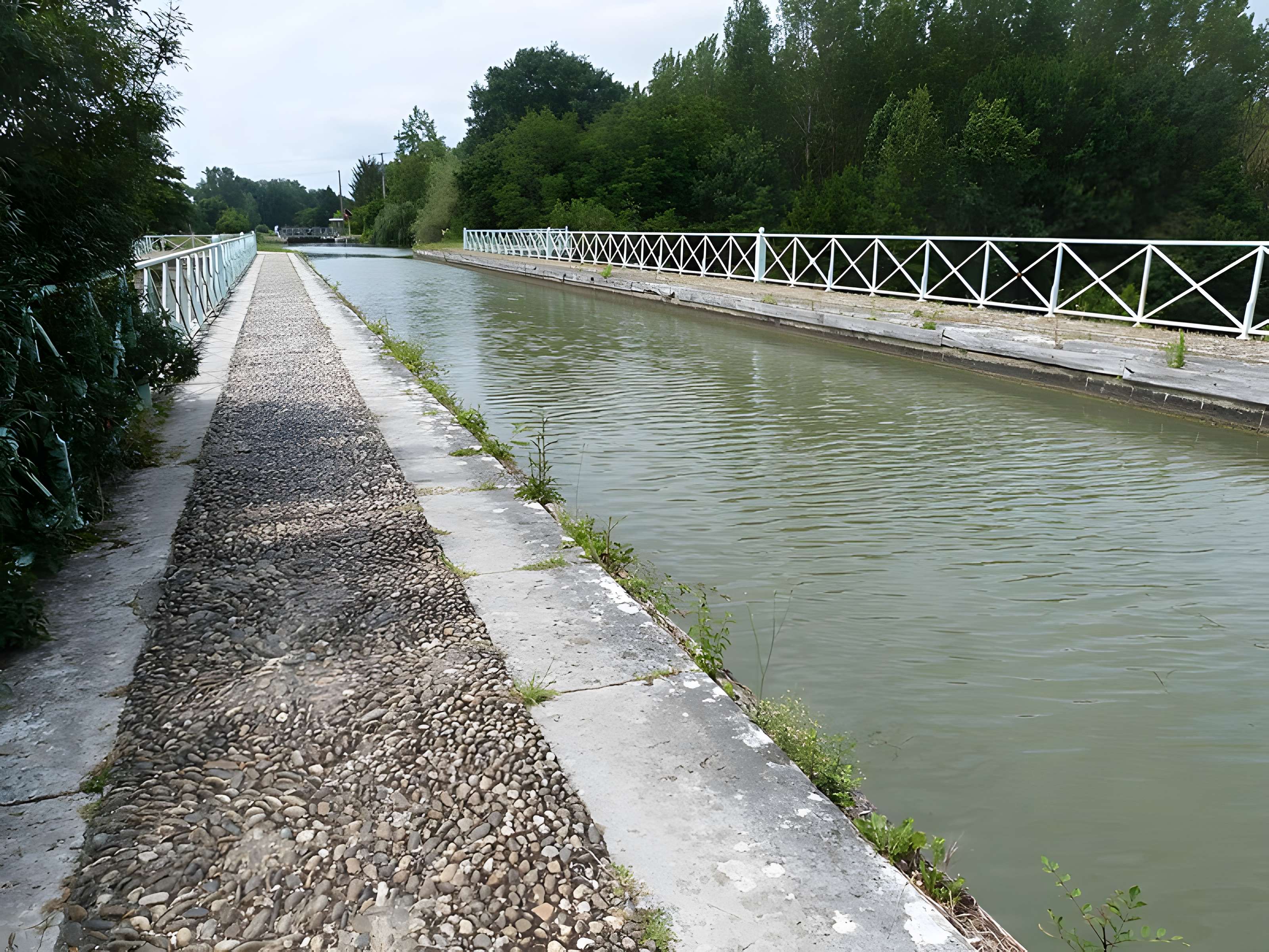 Pont-canal sur la Baïse à Feugarolles