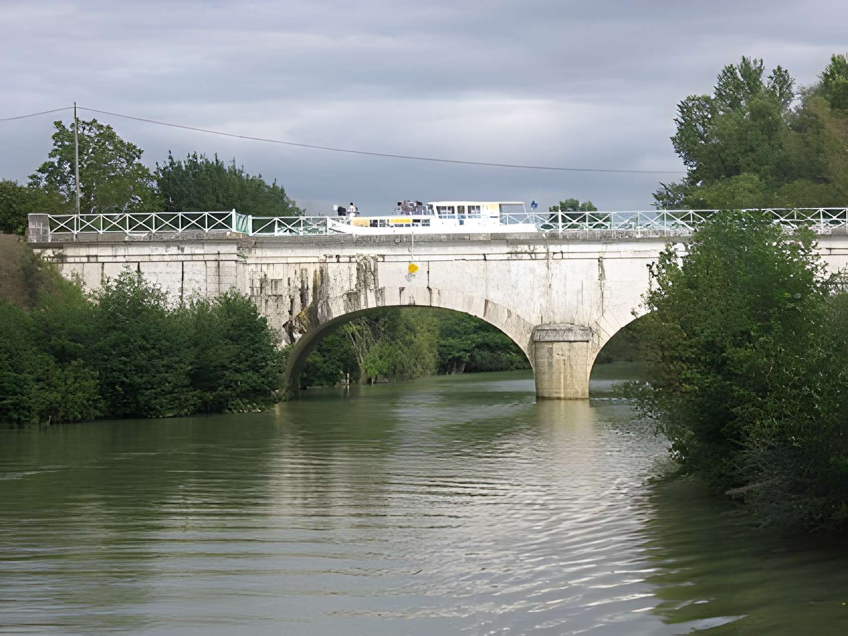 Pont-canal sur la Baïse à Feugarolles 