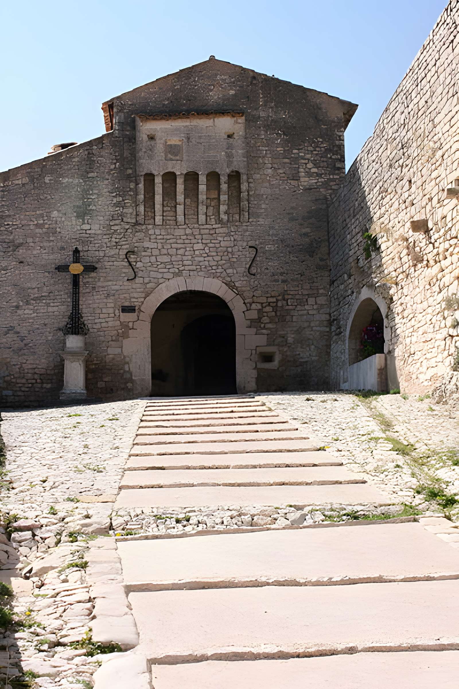 Portail féodal majeur de Banon