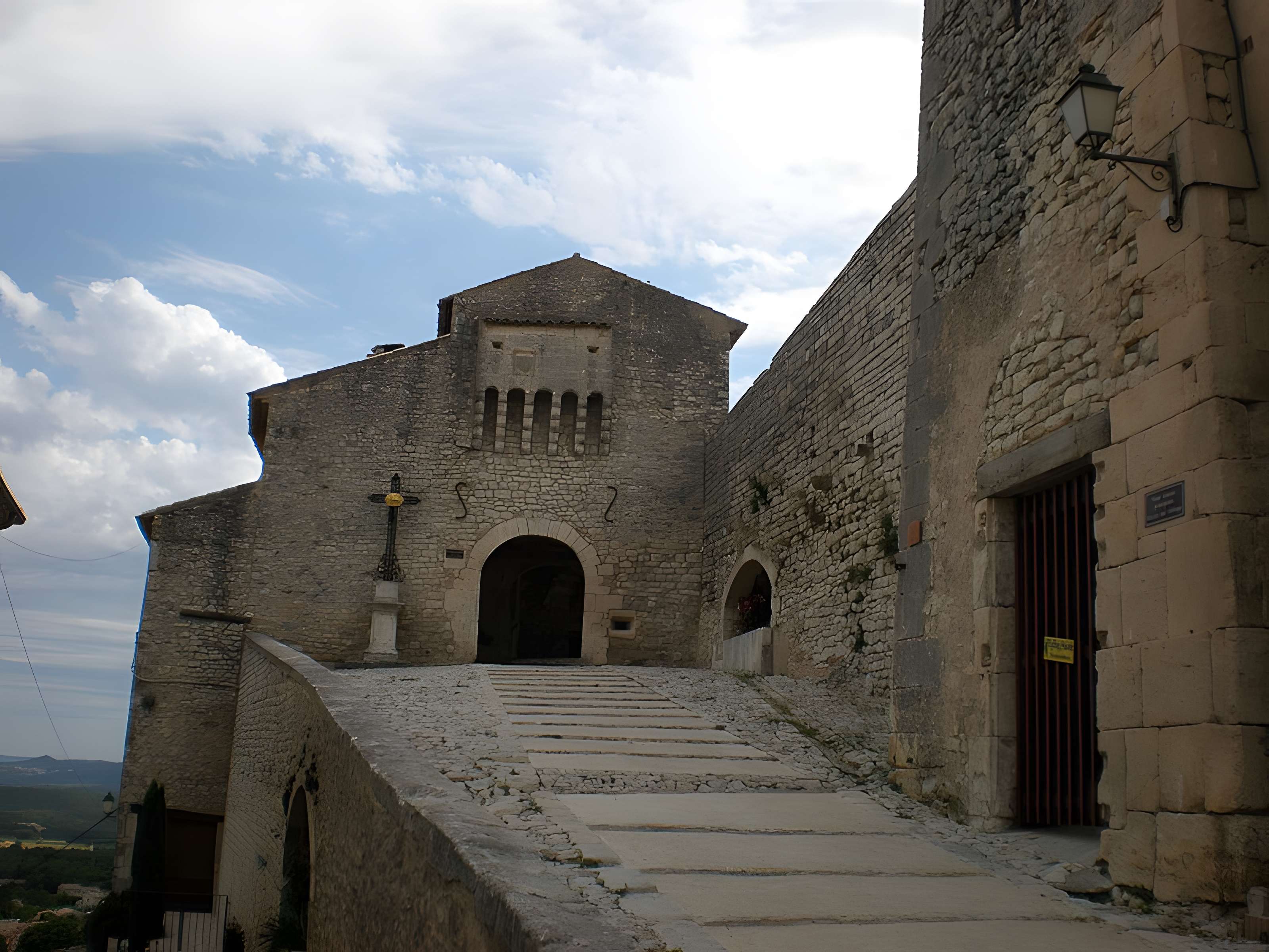 Portail féodal majeur de Banon