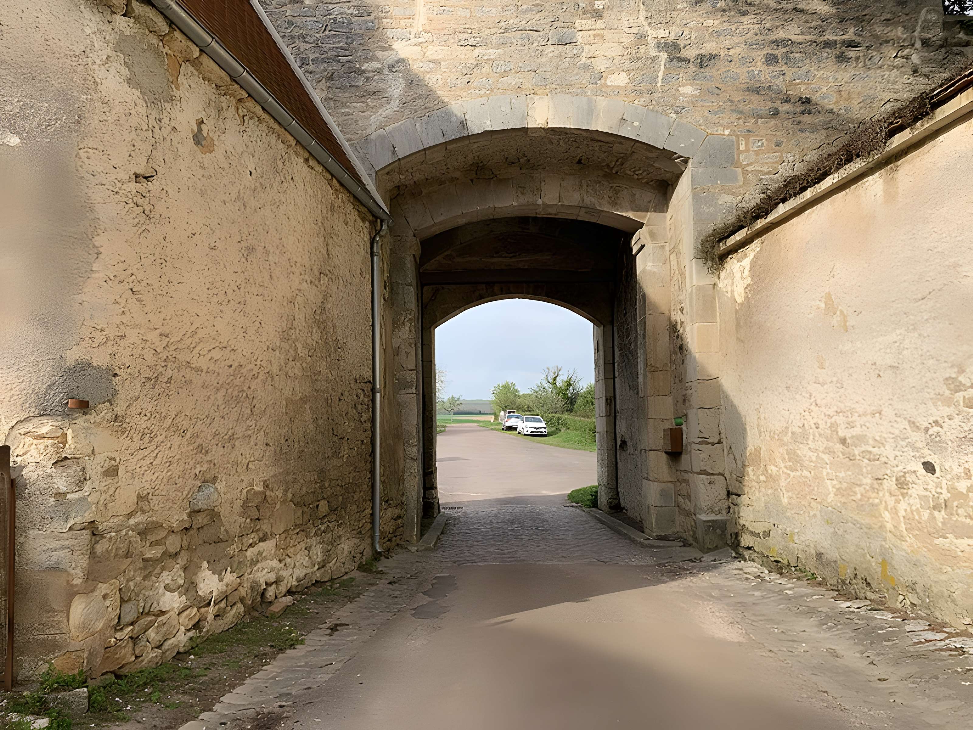 Porte de ville de Druyes-les-Belles-Fontaines