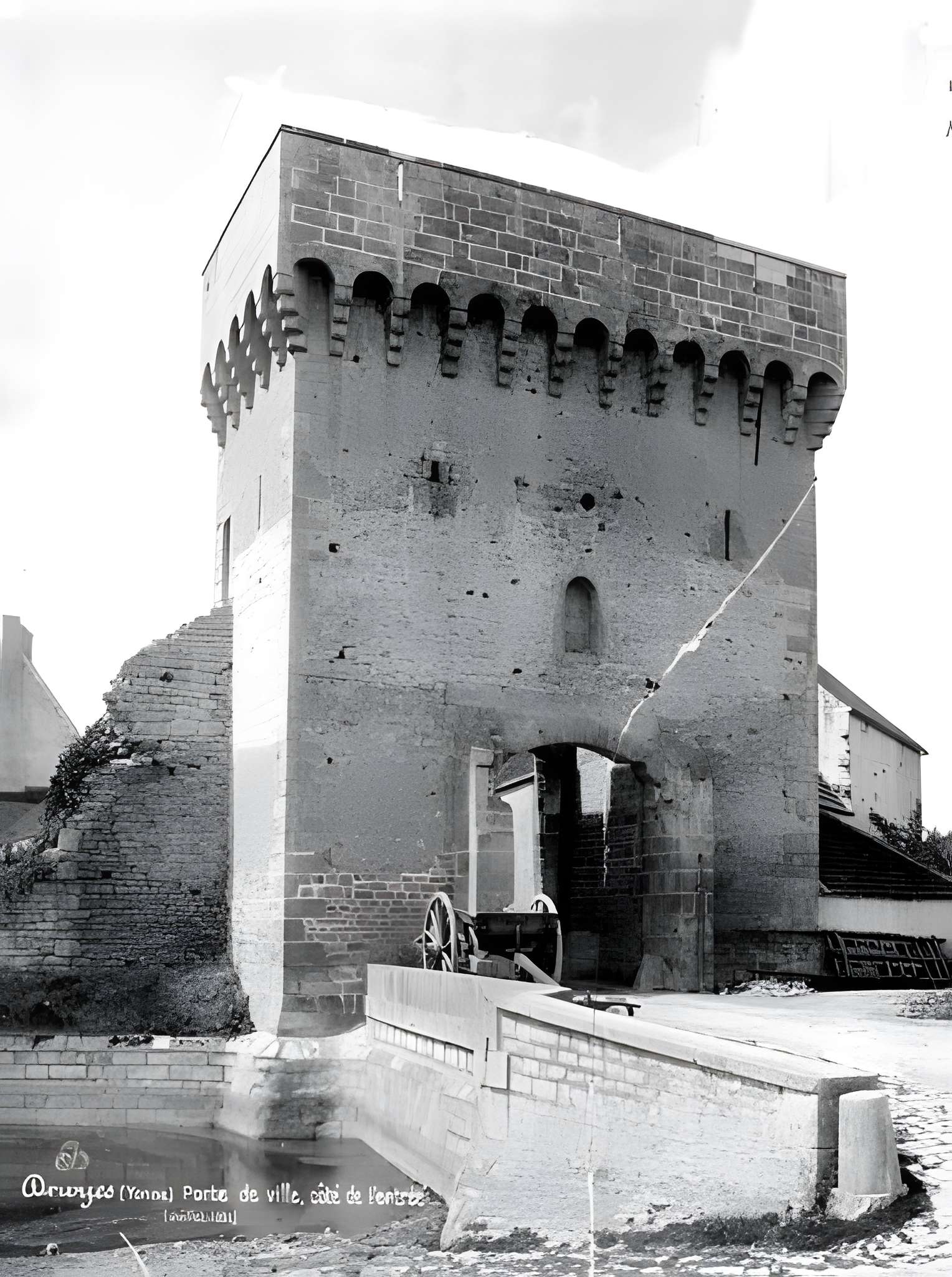 Porte de ville de Druyes-les-Belles-Fontaines